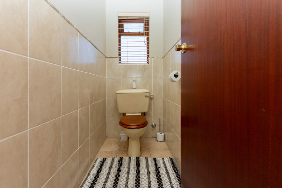 6 Bedroom Property for Sale in Middedorp Western Cape